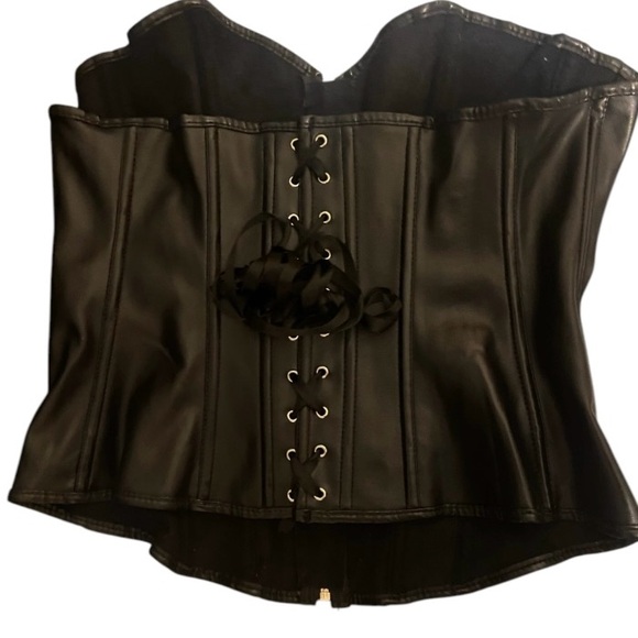 Women’s black faux leather Halter top /vest. zips and laces. Sexy and 🔥 … - Picture 4 of 6
